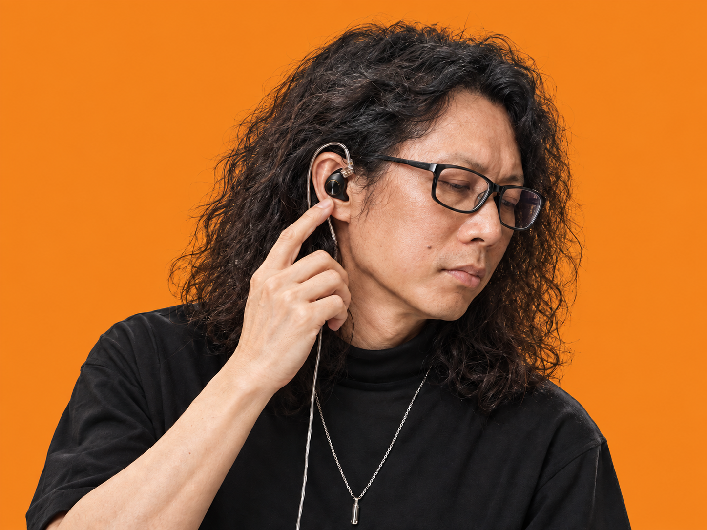 香港音樂人佩戴 AUVI 入耳式監聽耳機。